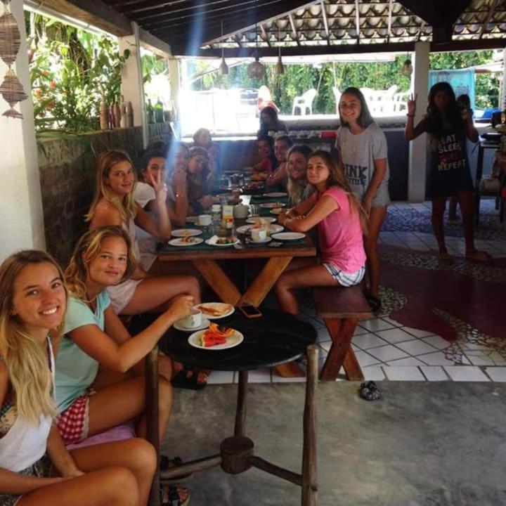 Novos Baianos Hostel E Pousada Porto Seguro Eksteriør billede Foreign tourists in Mirissa