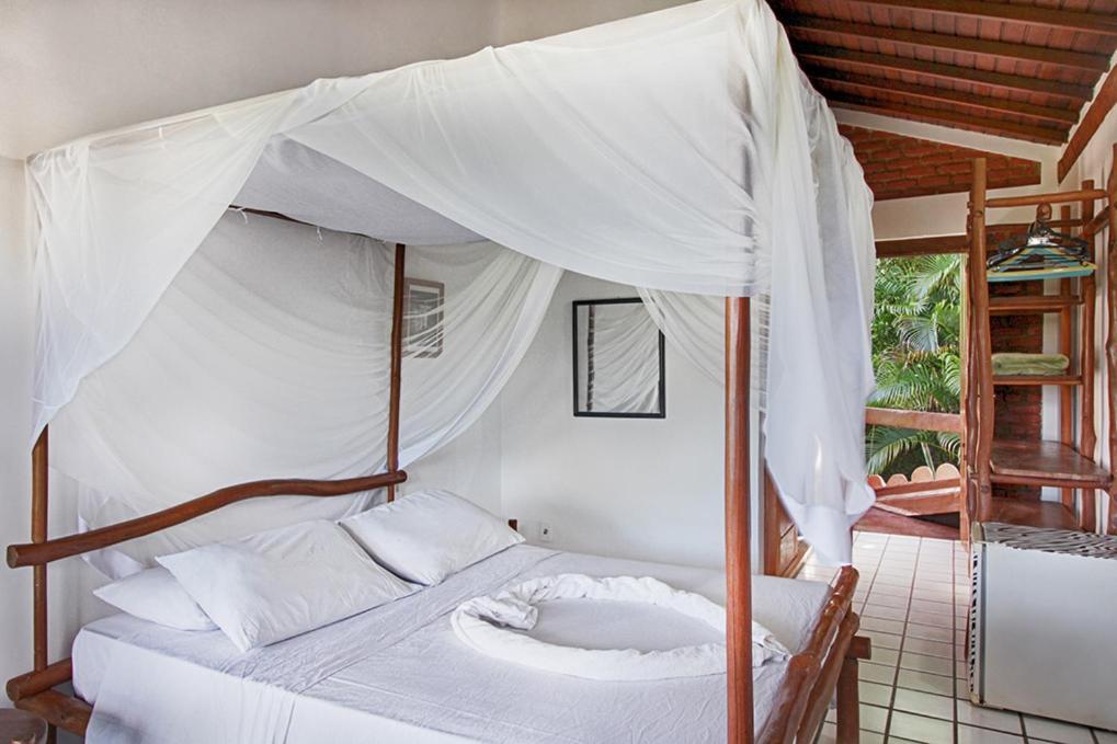 Novos Baianos Hostel E Pousada Porto Seguro Eksteriør billede A mosquito net over a bed