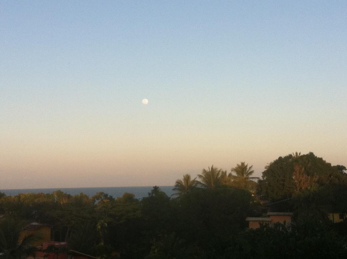 Novos Baianos Hostel E Pousada Porto Seguro Eksteriør billede Moon over the Mediterranean Sea